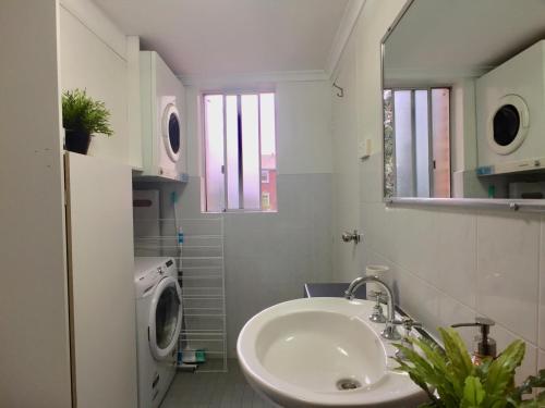 This photo about Sydney's Rushcutters Bay Retreat shared on HyHotel.com