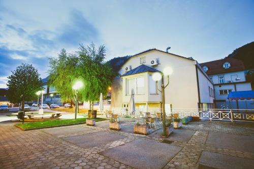 Фасада на хотела, Hotel & Hostel Marenberg Radlje in Radlje ob Dravi Фасада на хотела, Hotel & Hostel Marenberg Radlje in Radlje ob Dravi