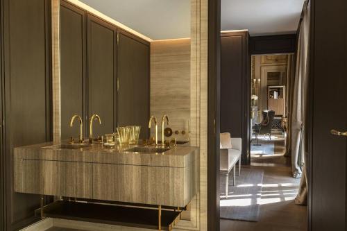 This photo about Hotel de Crillon shared on HyHotel.com