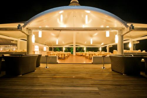 Bar/lounge, Safari Island Resort in Alifu Alifu Atoll Bar/lounge, Safari Island Resort in Alifu Alifu Atoll