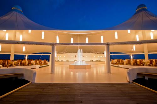 Restaurant, Safari Island Resort in Alifu Alifu Atoll Restaurant, Safari Island Resort in Alifu Alifu Atoll