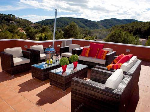 Balcó/terrassa, Villa Sitges El Olivo High Comodity AC Pool Heated Optional Real Garden Pool XXL in Canyelles Balcó/terrassa, Villa Sitges El Olivo High Comodity AC Pool Heated Optional Real Garden Pool XXL in Canyelles