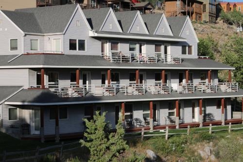外観, アブサロカ ロッジ (Absaroka Lodge) in ガーディナー(MT) 外観, アブサロカ ロッジ (Absaroka Lodge) in ガーディナー(MT)