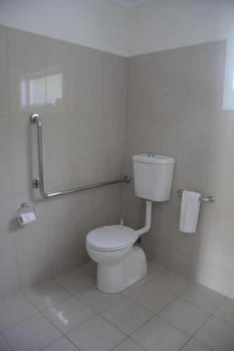 Bathroom, Red Earth Motel in Broken Hill Bathroom, Red Earth Motel in Broken Hill