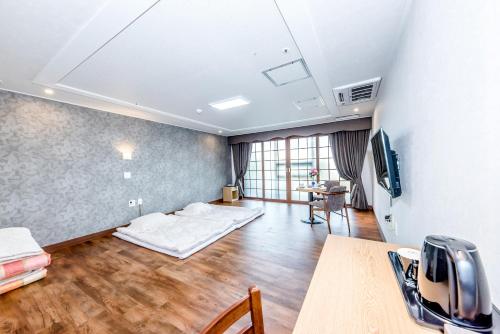 This photo about Leslie Hotel shared on HyHotel.com