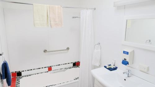 Bathroom, New Norfolk Junction Motel in New Norfolk Bathroom, New Norfolk Junction Motel in New Norfolk