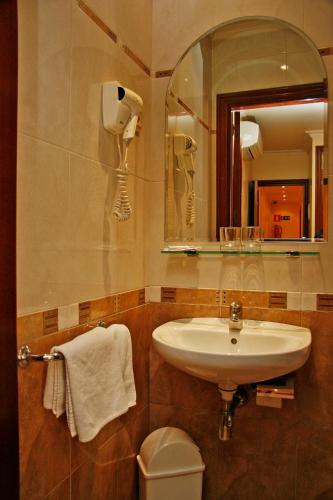 This photo about Hostal Victoria II shared on HyHotel.com