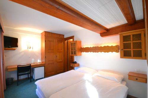 This photo about Ecureuil shared on HyHotel.com