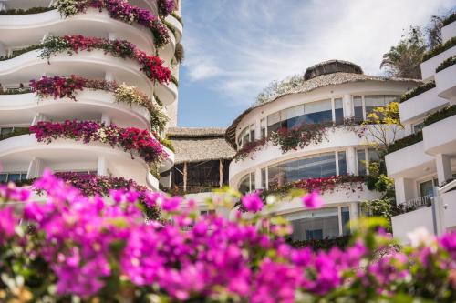 Entrance, Grand Miramar All Luxury Suites & Residences in Puerto Vallarta Entrance, Grand Miramar All Luxury Suites & Residences in Puerto Vallarta