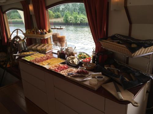 Food and beverages, Hotelboat Quo Vadis in Binnenstad-Oost Food and beverages, Hotelboat Quo Vadis in Binnenstad-Oost