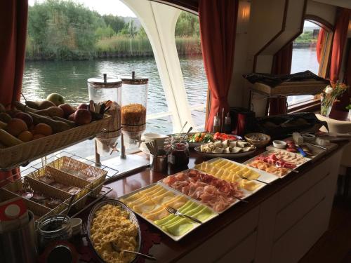Food and beverages, Hotelboat Quo Vadis in Binnenstad-Oost Food and beverages, Hotelboat Quo Vadis in Binnenstad-Oost