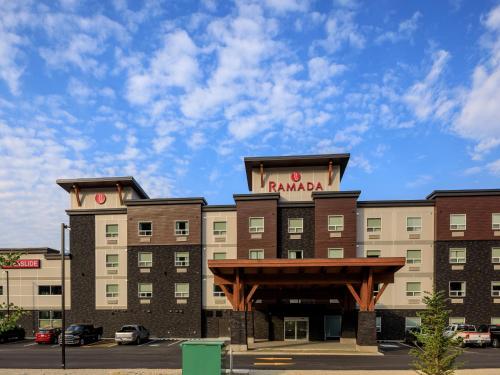 Exterior view, Ramada By Wyndham Revelstoke in Revelstoke (BC) Exterior view, Ramada By Wyndham Revelstoke in Revelstoke (BC)