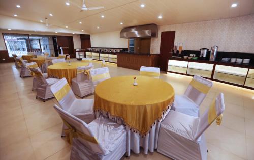 Ruang perjamuan, Hotel Vishnu Palace in The Mall Road Ruang perjamuan, Hotel Vishnu Palace in The Mall Road