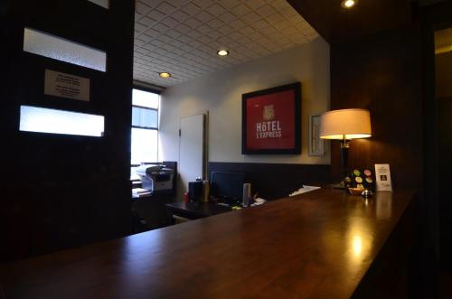 Lobby, Hotel L'Express in Longueuil (QC) Lobby, Hotel L'Express in Longueuil (QC)
