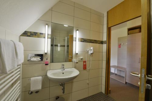 Bathroom, Tagungszentrum Schmerlenbach in Hosbach Bathroom, Tagungszentrum Schmerlenbach in Hosbach