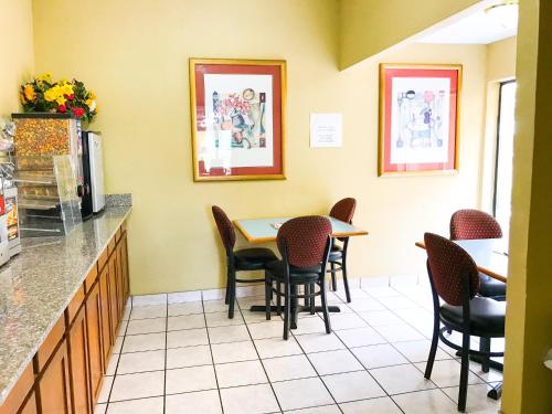 Essen und Erfrischungen, Americas Best Value Inn & Suites Yukon Oklahoma City in Yukon (OK) Essen und Erfrischungen, Americas Best Value Inn & Suites Yukon Oklahoma City in Yukon (OK)