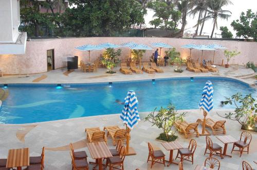 Swimming pool, Sun N Sand Mumbai Hotel in Mumbai Swimming pool, Sun N Sand Mumbai Hotel in Mumbai