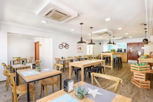Pub/salong, Hostal Jume - Urban Rooms in Menorca Pub/salong, Hostal Jume - Urban Rooms in Menorca