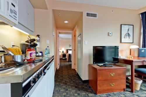 Kitchen, Rosedale on Robson Suite Hotel in Vancouver (BC) Kitchen, Rosedale on Robson Suite Hotel in Vancouver (BC)