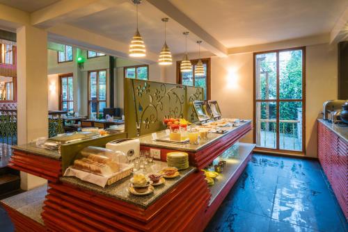 Restaurant, Honeymoon Inn - Manali in Aleo Restaurant, Honeymoon Inn - Manali in Aleo