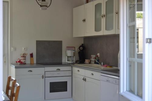 Kitchen, gite "La Roucherie" 3 etoiles en cote d'opale in Lottinghen Kitchen, gite "La Roucherie" 3 etoiles en cote d'opale in Lottinghen
