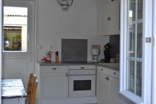 Kitchen, gite "La Roucherie" 3 etoiles en cote d'opale in Lottinghen Kitchen, gite "La Roucherie" 3 etoiles en cote d'opale in Lottinghen