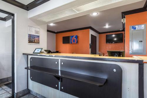 Előcsarnok, Motel 6 Riverside, CA - UCR East in Riverside (Kalifornia) Előcsarnok, Motel 6 Riverside, CA - UCR East in Riverside (Kalifornia)