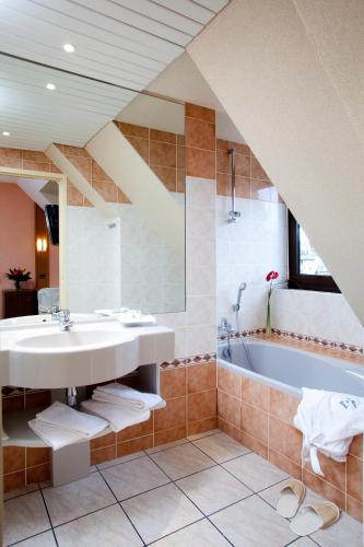 Bathroom, Best Western Le Relais de Laguiole Hotel & Spa in Laguiole Bathroom, Best Western Le Relais de Laguiole Hotel & Spa in Laguiole