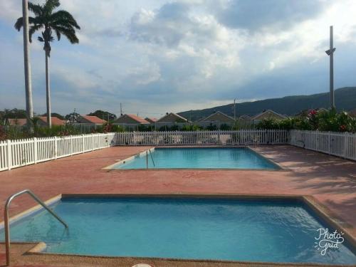Kolam renang, Caymanas Estate beautiful three bedroom house in Caymanas Kolam renang, Caymanas Estate beautiful three bedroom house in Caymanas