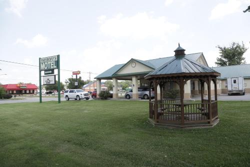 A szálláshely kívülről, Theroff's Motel in Washington (Indiana) A szálláshely kívülről, Theroff's Motel in Washington (Indiana)