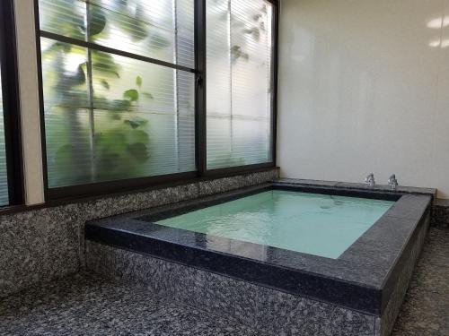 Hot tub, Ryokan Matsukaze in Matsumoto Hot tub, Ryokan Matsukaze in Matsumoto