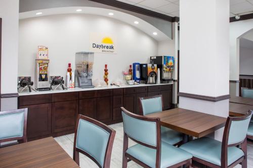 Food and beverages, Days Inn & Suites by Wyndham Orlando Airport in Orlando International Airport Food and beverages, Days Inn & Suites by Wyndham Orlando Airport in Orlando International Airport