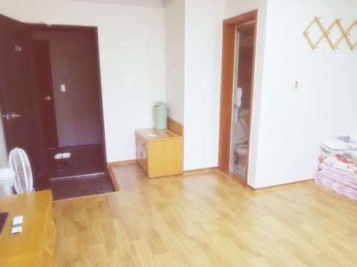 This photo about White House shared on HyHotel.com