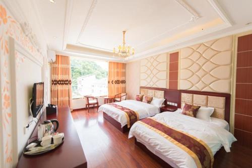 This photo about Ya'an Bifengxia Jinshan'ge Inn shared on HyHotel.com