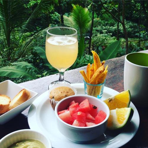 Alimentos e Bebidas, Roots Jungle Retreat in Marigot Alimentos e Bebidas, Roots Jungle Retreat in Marigot