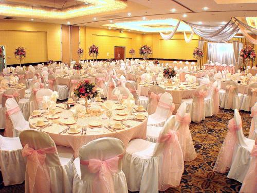 Banquet hall, Radisson Hotel Santa Maria in Santa Maria (CA) Banquet hall, Radisson Hotel Santa Maria in Santa Maria (CA)