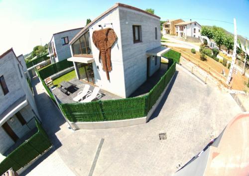 This photo about La senda de los elefantes shared on HyHotel.com