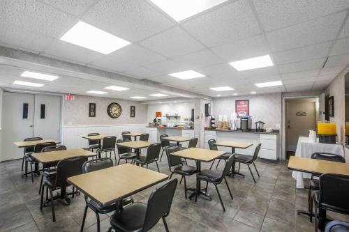 ควอลิตี้ อินน์ แอนด์ สวีท (Quality Inn & Suites) in แพลตต์สเบิร์ก (NY) ควอลิตี้ อินน์ แอนด์ สวีท (Quality Inn & Suites) in แพลตต์สเบิร์ก (NY)