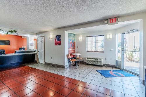 Lobby, Motel 6-Martinsburg, WV in Potomac (WV) Lobby, Motel 6-Martinsburg, WV in Potomac (WV)