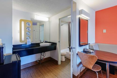 Bathroom, Motel 6-Martinsburg, WV in Potomac (WV) Bathroom, Motel 6-Martinsburg, WV in Potomac (WV)