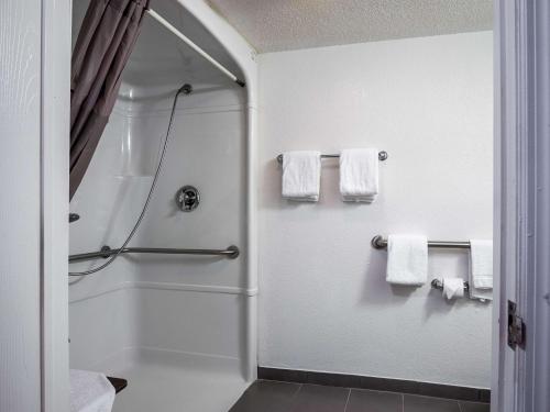 Bathroom, Studio 6-Miamisburg, OH - Dayton in Miamisburg (OH) Bathroom, Studio 6-Miamisburg, OH - Dayton in Miamisburg (OH)