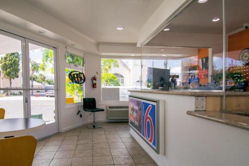Előcsarnok, Motel 6 San Bernardino, CA - Downtown in San Bernardino (Kalifornia) Előcsarnok, Motel 6 San Bernardino, CA - Downtown in San Bernardino (Kalifornia)