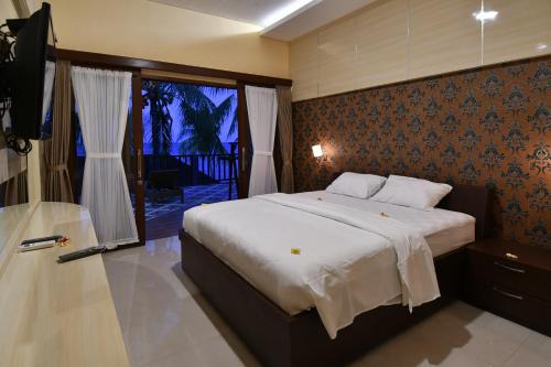 Paradise Palm Beach Bungalows in Tulamben Paradise Palm Beach Bungalows in Tulamben