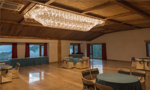 Ruang perjamuan, Country Inn Premier Pacific Mall Road Mussoorie in The Mall Road Ruang perjamuan, Country Inn Premier Pacific Mall Road Mussoorie in The Mall Road