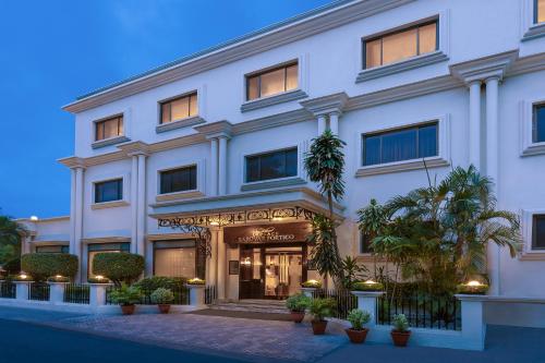 Entrance, La Place Sarovar Portico Lucknow in Cantonment Entrance, La Place Sarovar Portico Lucknow in Cantonment