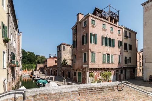 7 WINDOWS ON VENICE - image 9