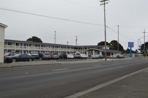 Entrance, Motel 6-Crescent City, CA in Crescent City (CA) Entrance, Motel 6-Crescent City, CA in Crescent City (CA)