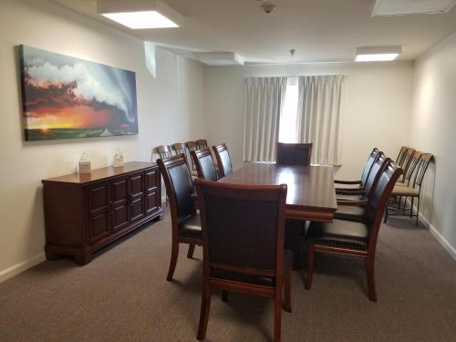 Ruang perjamuan, Ramada by Wyndham Williston in Williston (ND) Ruang perjamuan, Ramada by Wyndham Williston in Williston (ND)