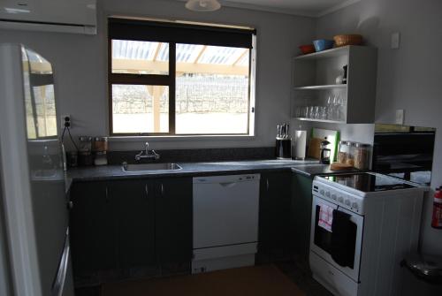 Konyha, Judge Rock Exclusive Vineyard Cottage Accommodation in Alexandra Konyha, Judge Rock Exclusive Vineyard Cottage Accommodation in Alexandra