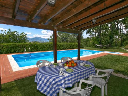 Swimming pool, Nice Mansion in San Valentino in Abruzzo Citeriore with Pool in San Valentino In Abruzzo Citeriore Swimming pool, Nice Mansion in San Valentino in Abruzzo Citeriore with Pool in San Valentino In Abruzzo Citeriore